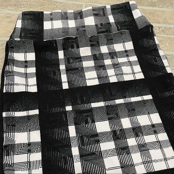 LuLaRoe black and white Cassie pencil skirt small NWT - Picture 2 of 3